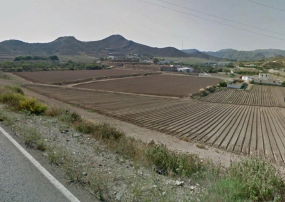 EXPLOTACION AGRÍCOLA REGADÍO CON CORTIJO