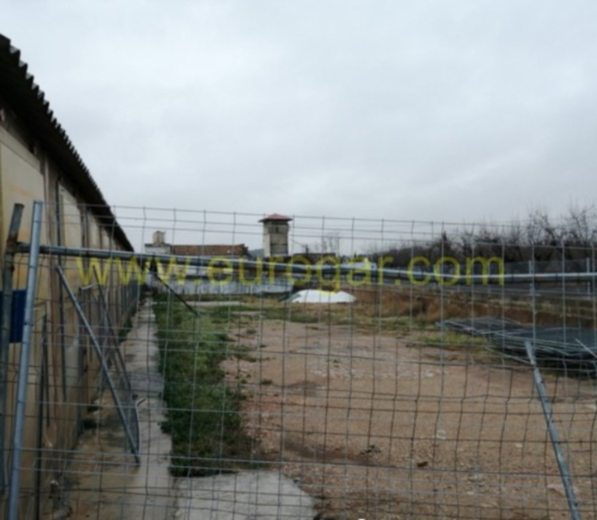 GRANJA LEGALIZADA PRÓXIMA A POBLACIÓN