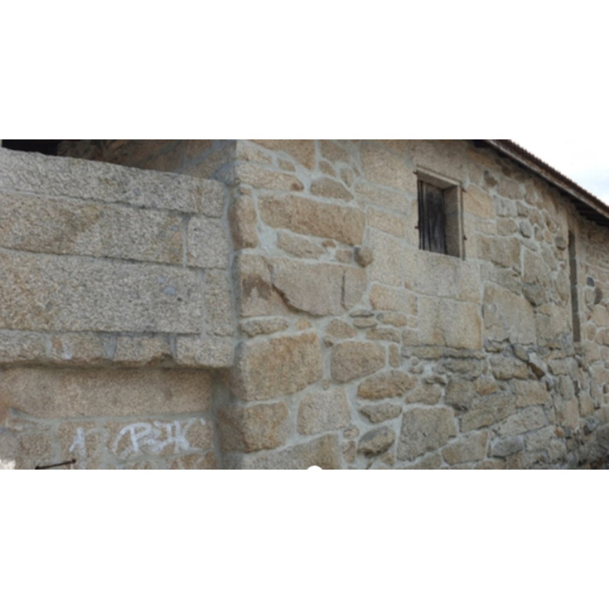 CASA CON ESTRUCTURA Y TEJADO NUEVOS