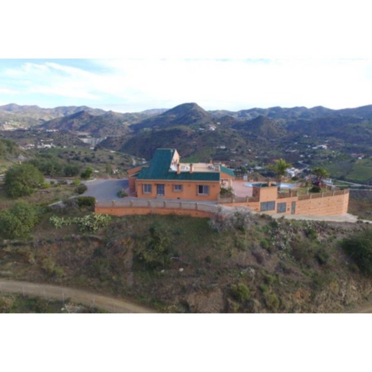 SE VENDE VIVIENDA EN ALMOGÍA
