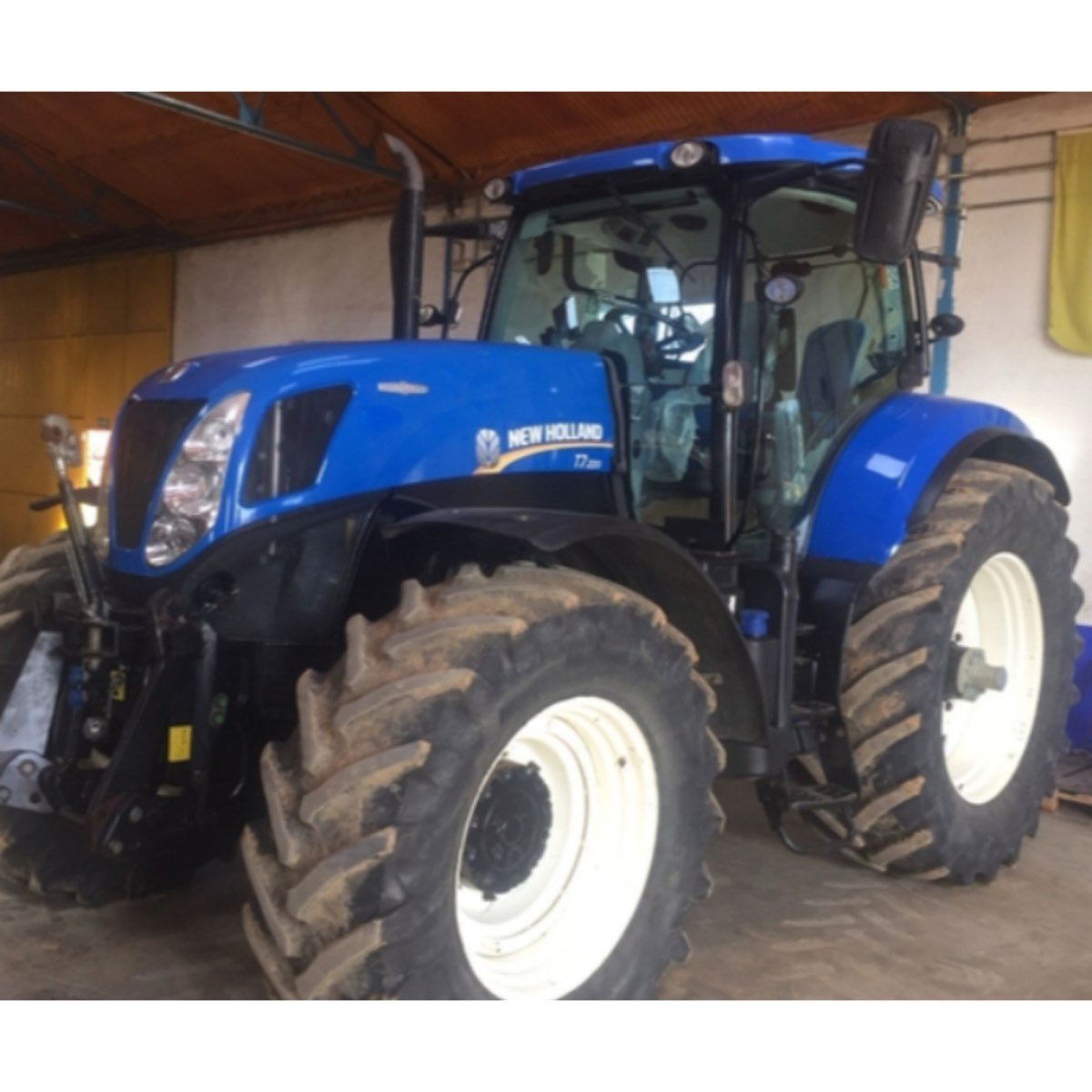 SE VENDE NEW HOLLAND - T7. 220