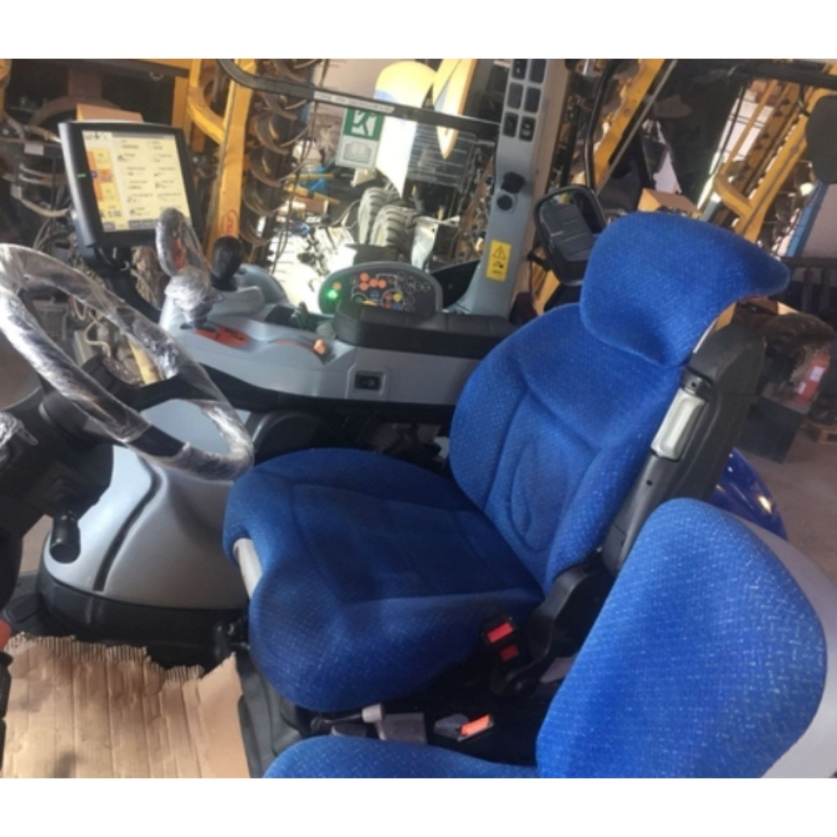 SE VENDE NEW HOLLAND - T7. 220