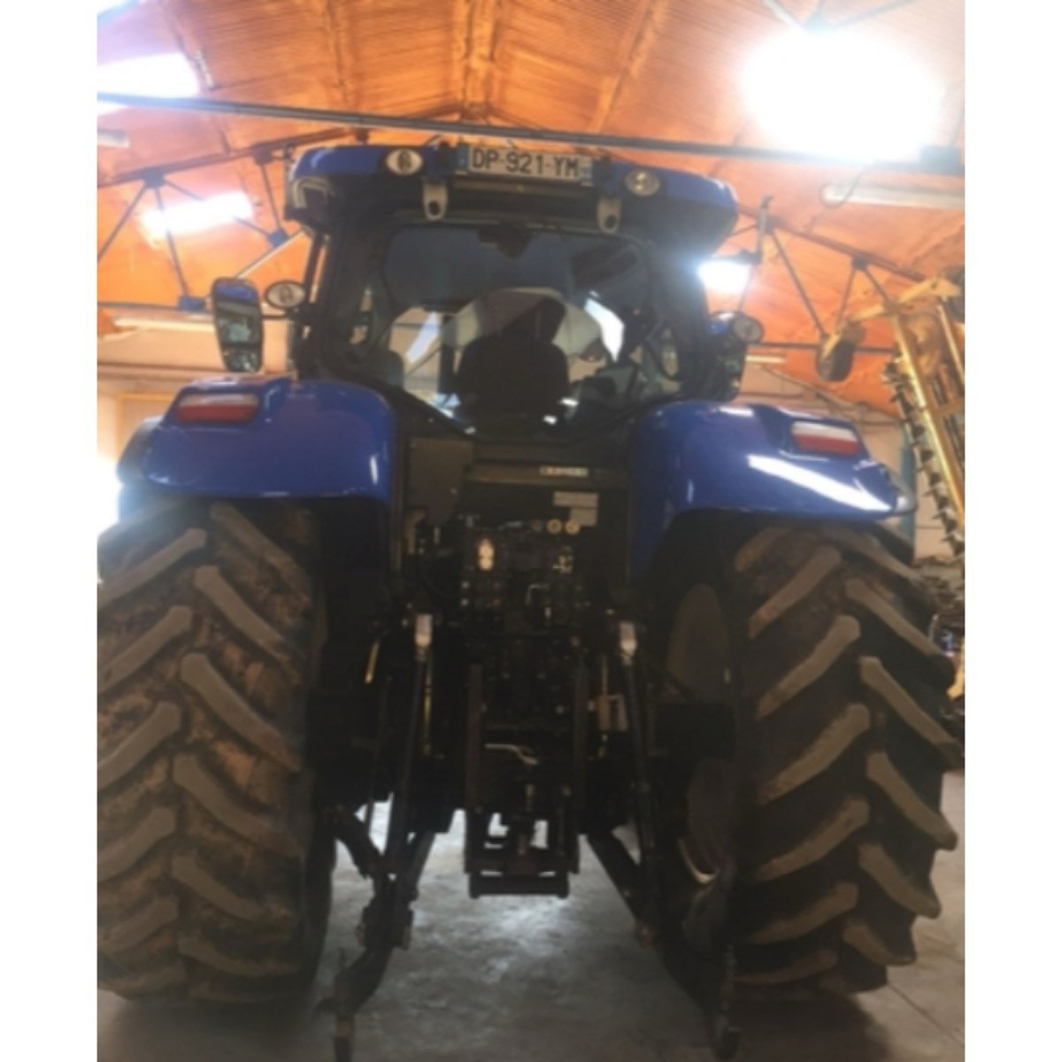 SE VENDE NEW HOLLAND - T7. 220