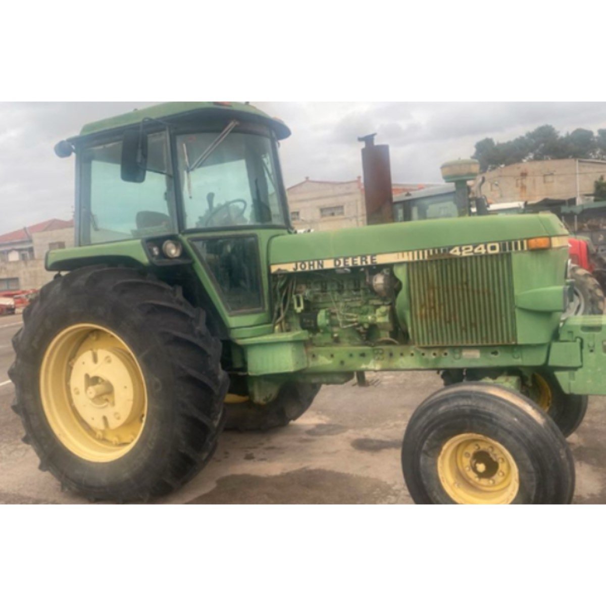 JHON DEER 4240 - 4X2 TRACTOR