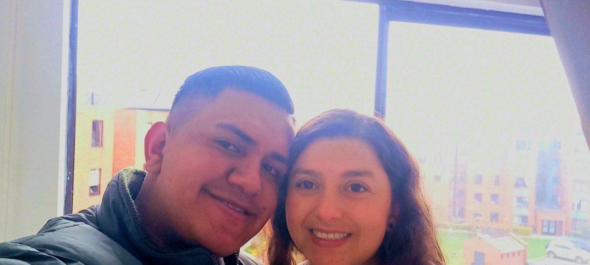 Pareja busca hospedaje y trabajo