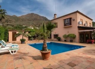 PARCELA RÚSTICO EN ESTEPONA CASA DE 200M