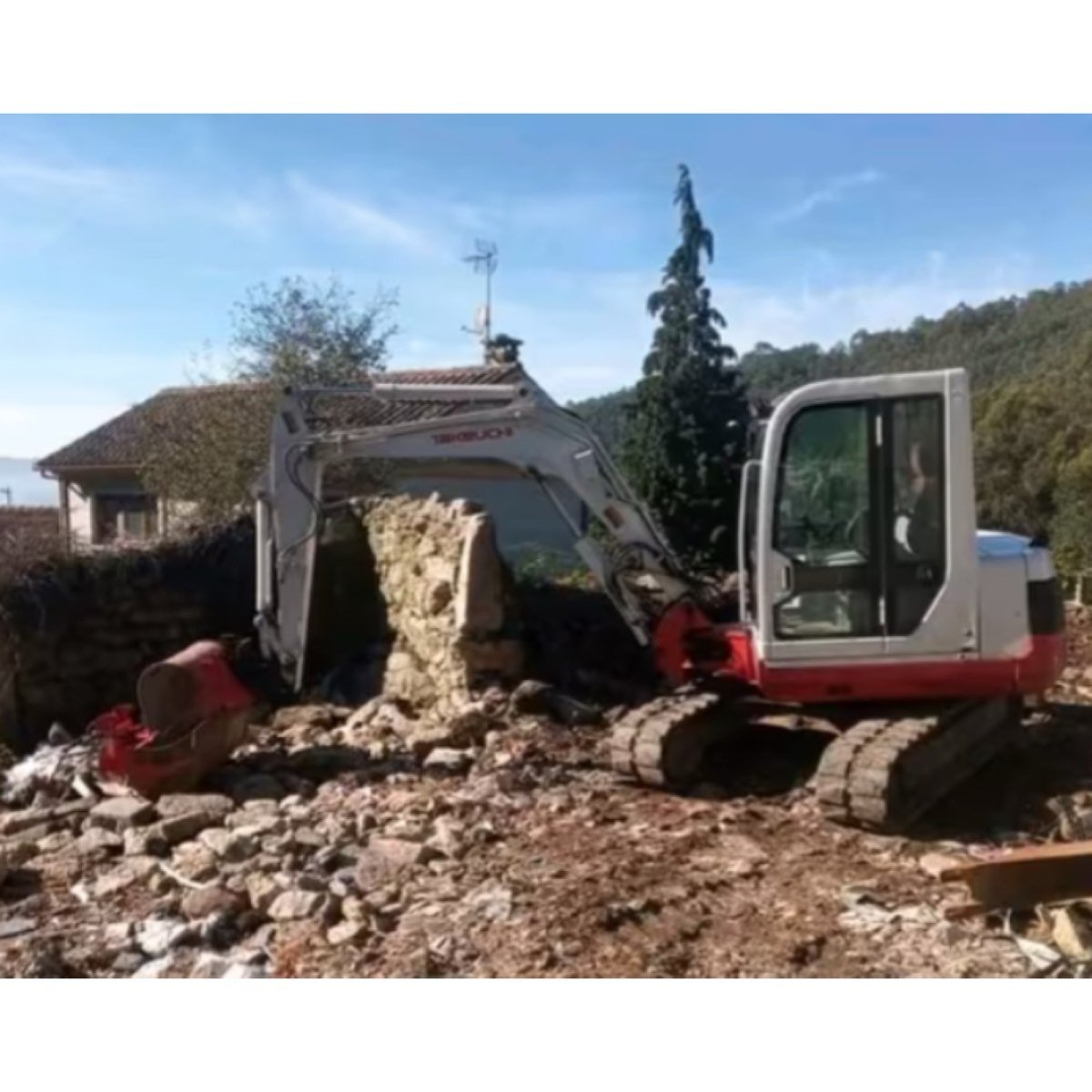 SE VENDE TAKEUCHI 145