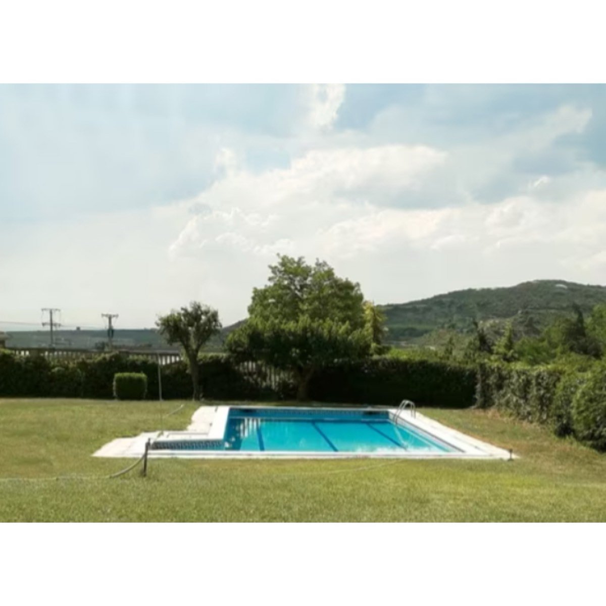 SE VENDE VIVIENDA EN ABALOS - AV. LA RIOJA
